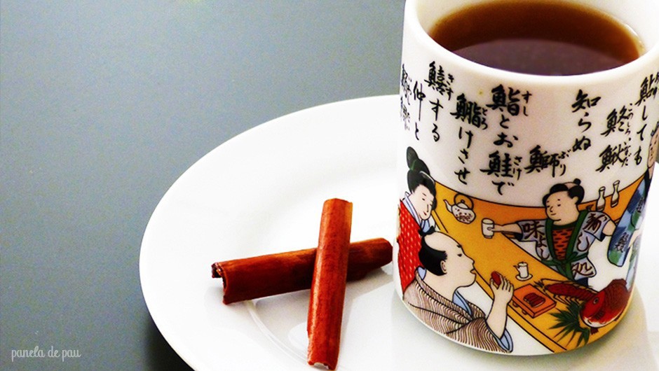 Chá preto aromatizado com canela e mel