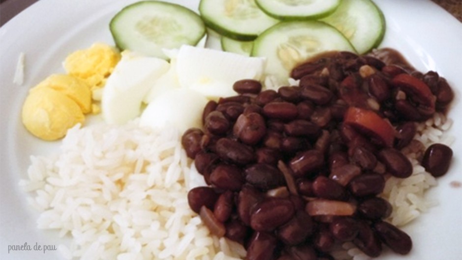 Almoço de hoje - arroz, feijão, ovo e salada de pepino.