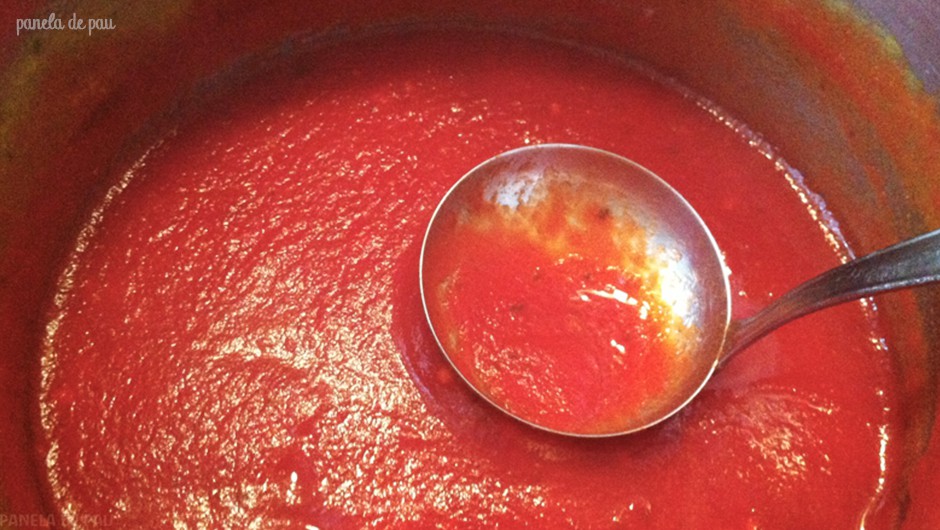 O molho tem uma cor muito bonita e ainda mais vermelha do que o tradicional feito com tomates.