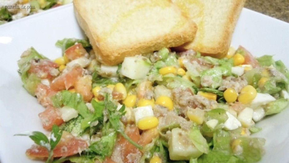 Salada colorida com sardinha