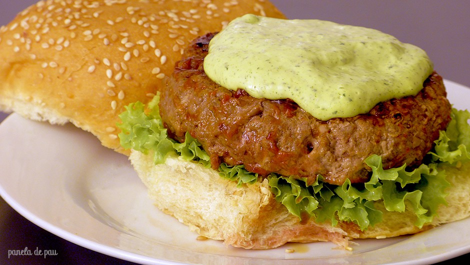 Hambúrguer com maionese verde