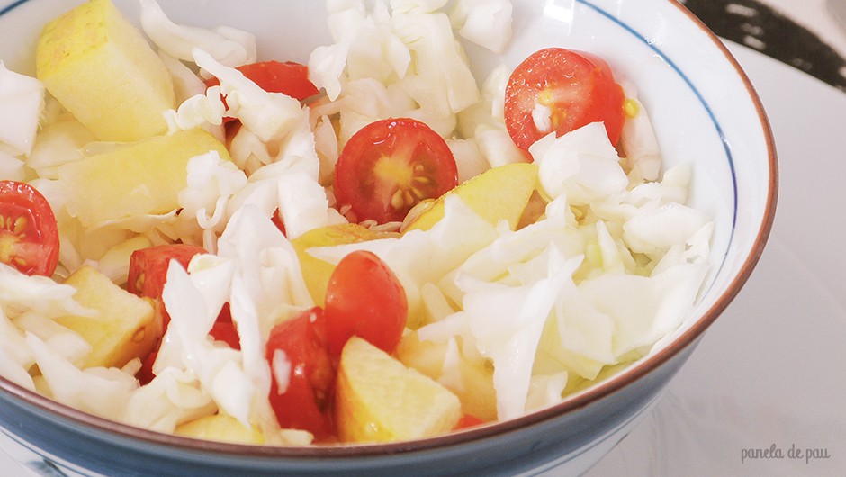 Salada de maçã, tomate e repolho